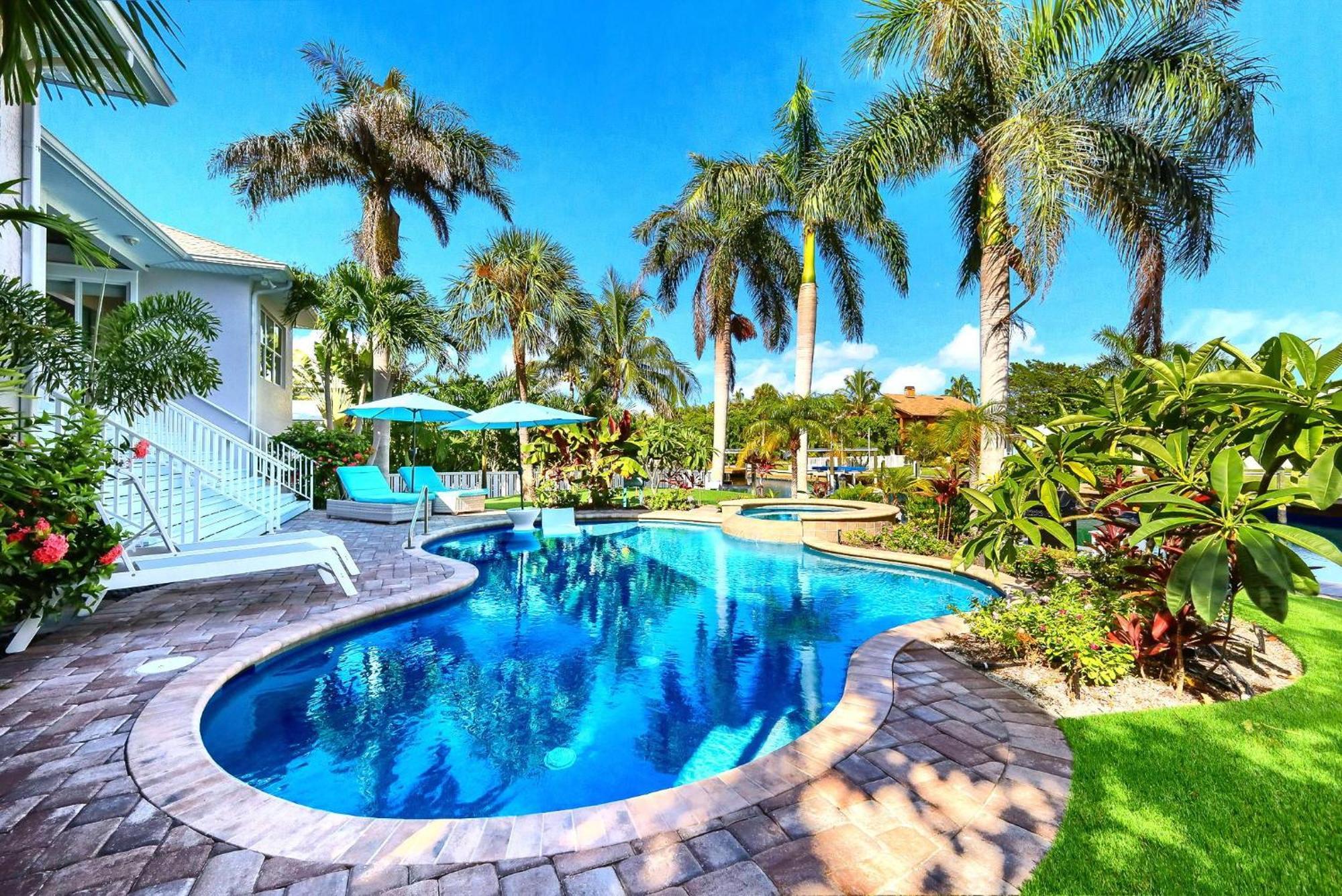 Bikinis And Martinis Waterfront Canal Villa Anna Maria Exterior foto