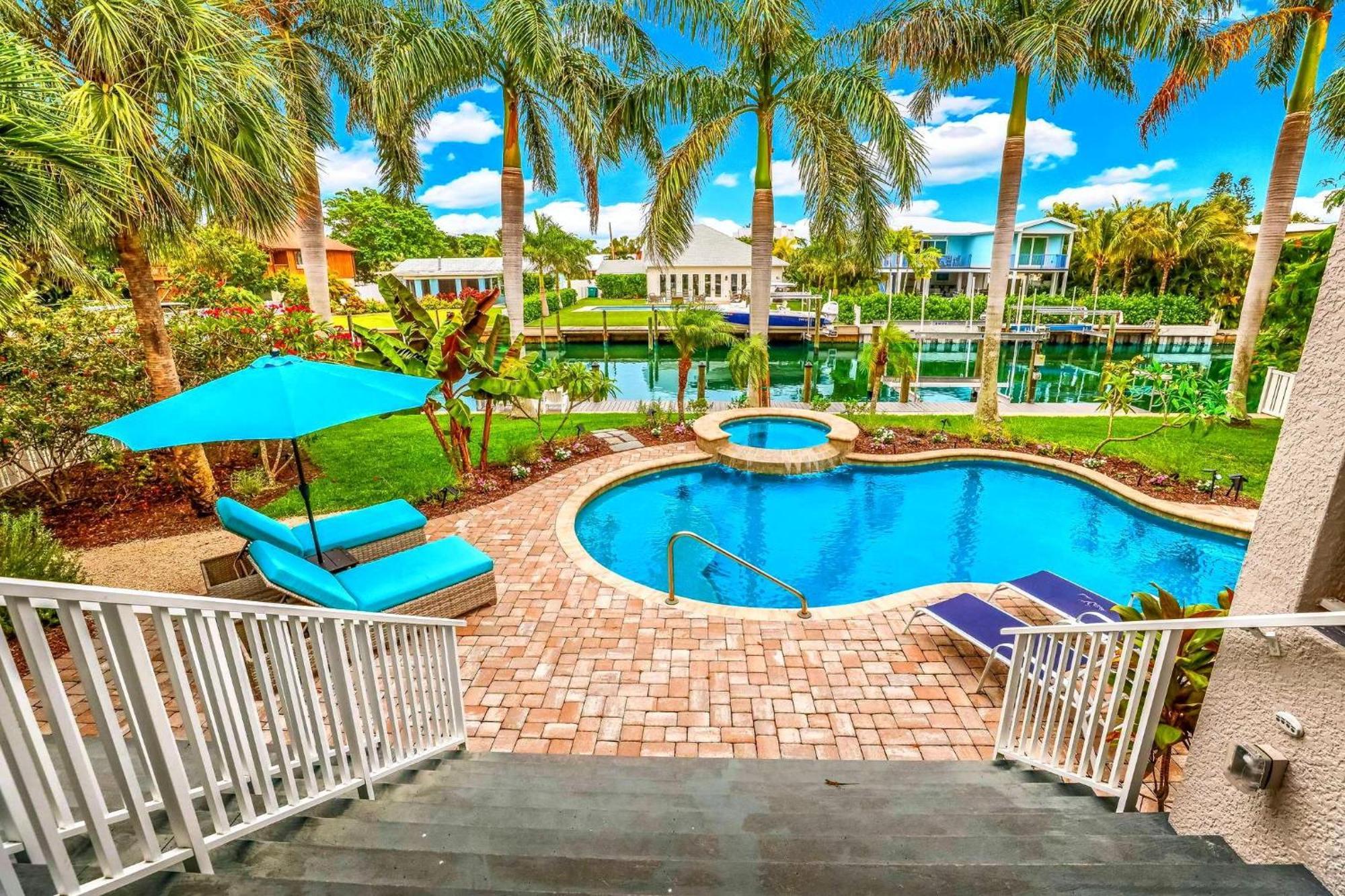 Bikinis And Martinis Waterfront Canal Villa Anna Maria Exterior foto